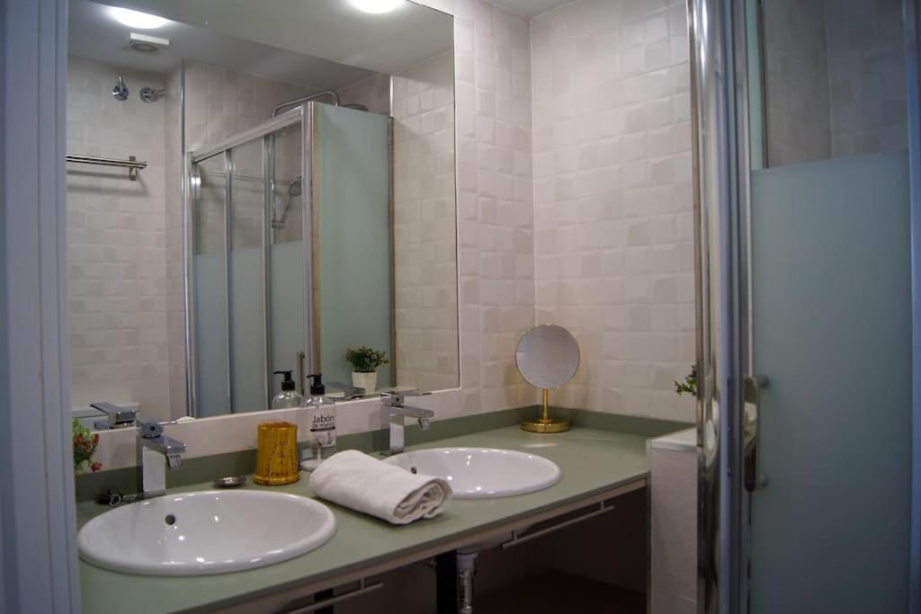 Roch - Stylish Apartment Near Metro セビリア エクステリア 写真